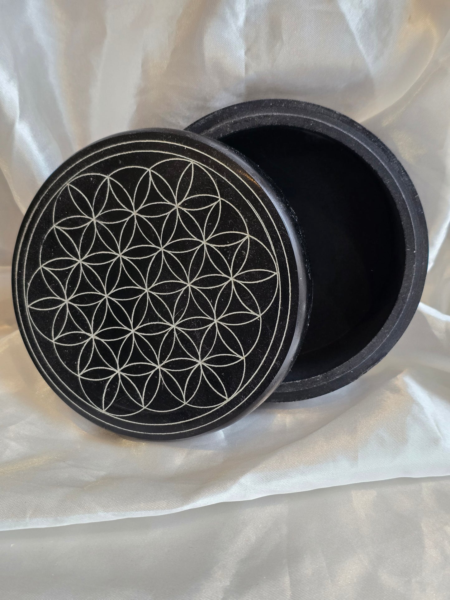 Boîte en pierre saponite fleur de vie