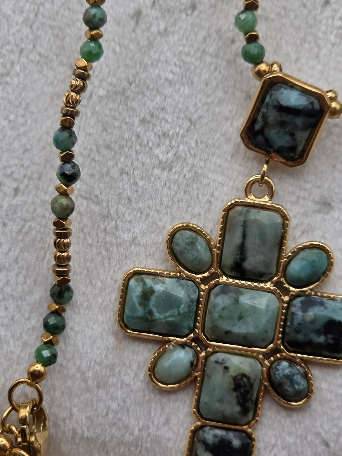 ✨ Sautoir Théodora – Croix en Turquoise Africaine