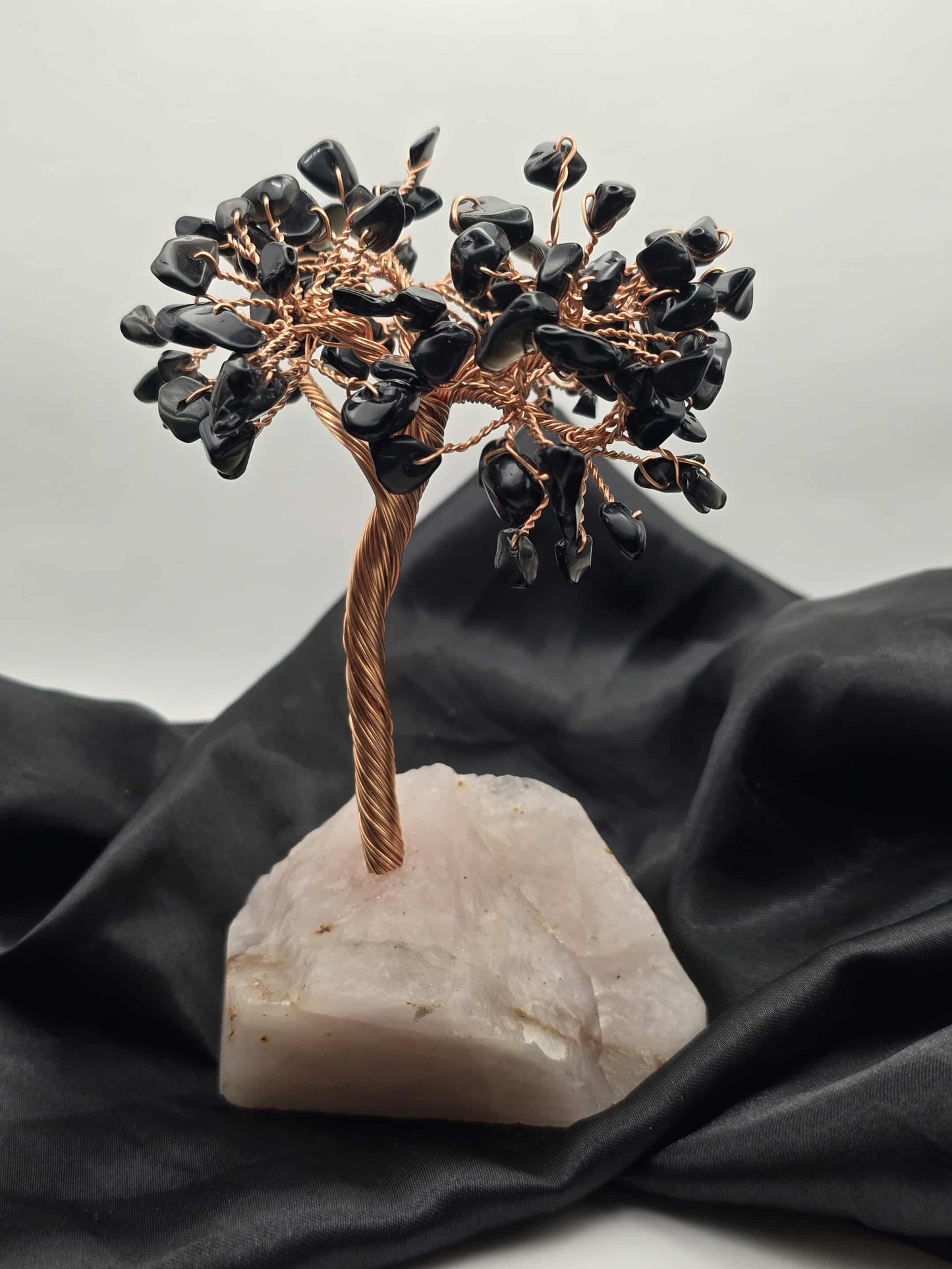 Arbre du Bonheur d'Obsidienne Noir Sur Druse De Quartz Rose