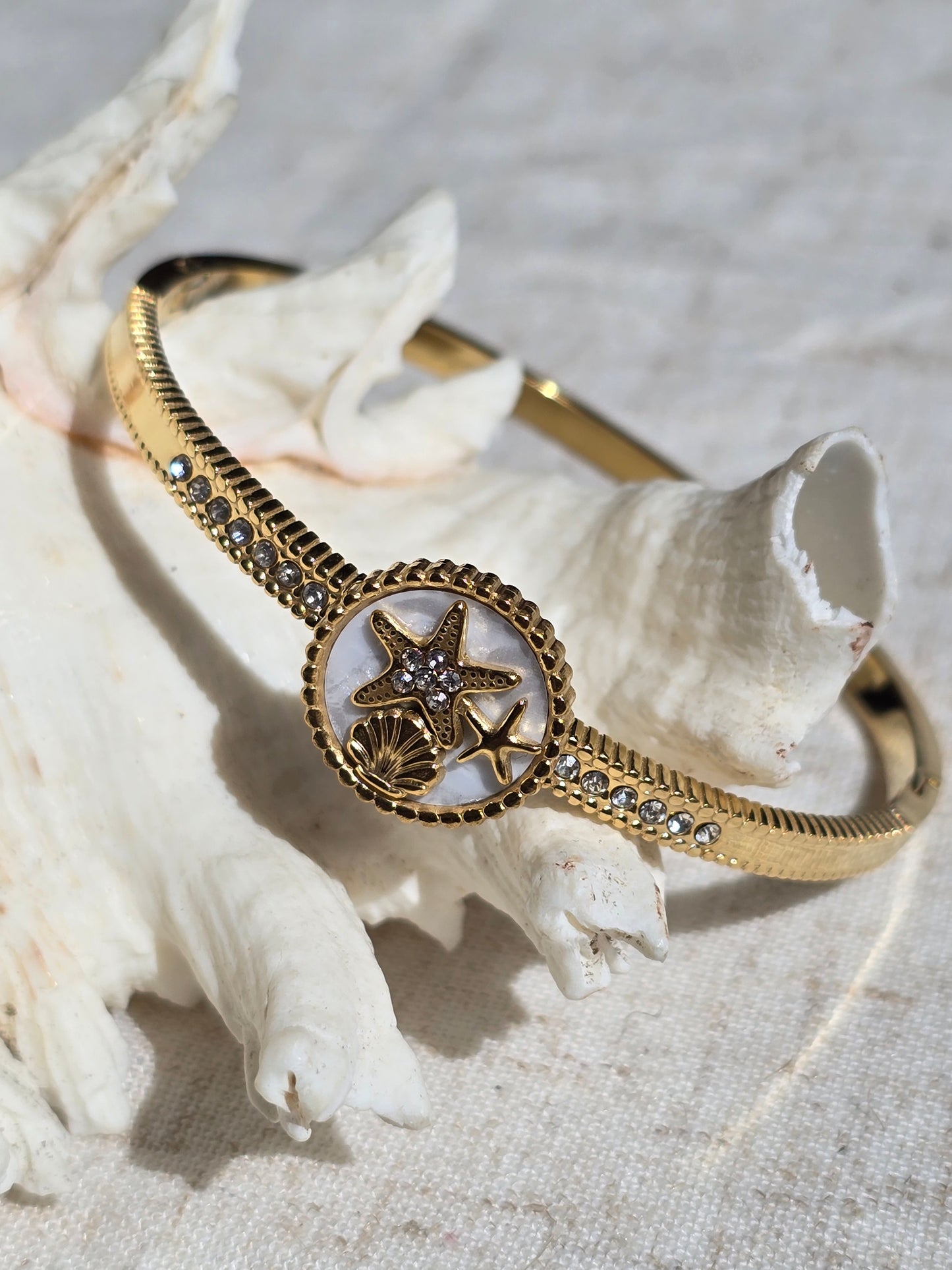 bracelet jonc en acier inoxydable , esprit marin , strass , étoile de mer et coquillage