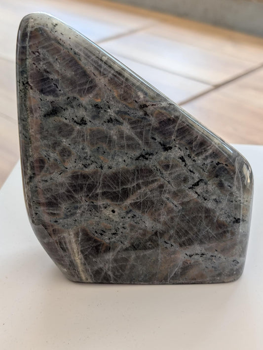 Forme libre de Labradorite violette polie