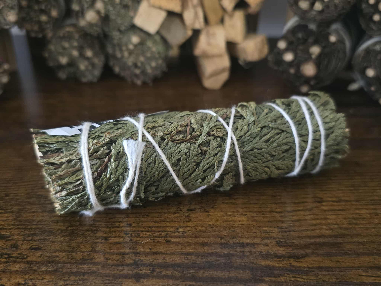 Bâton de cèdre naturel pour purification, abondance et prospérité énergétique