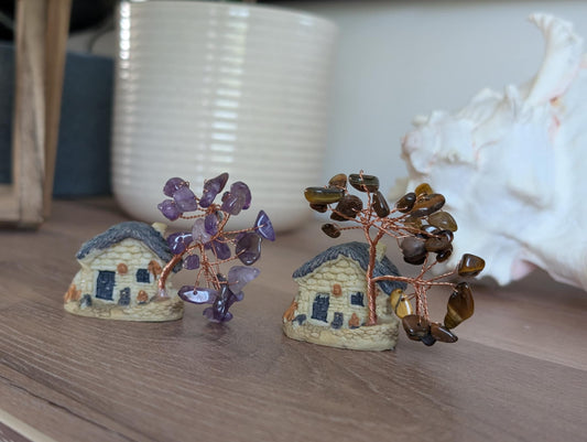 Maison féérique avec arbre du bonheur