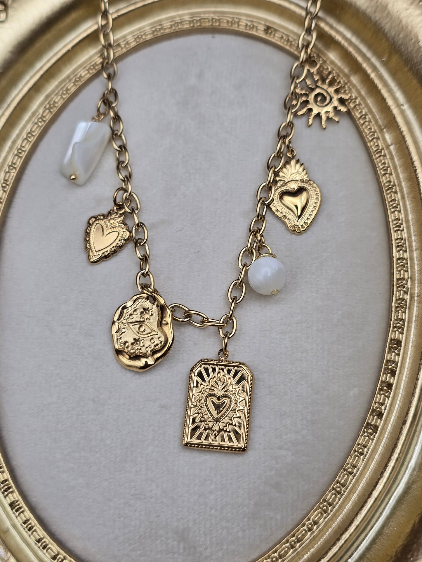 Collier Alma protection