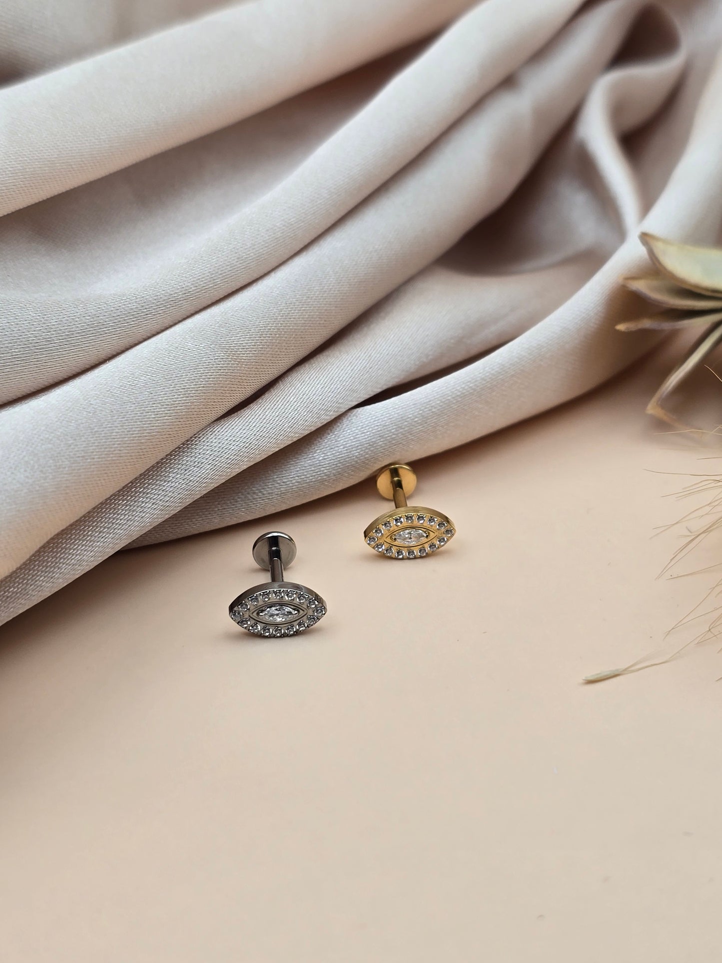 Piercing Œil protecteur – Titane & Zirconium