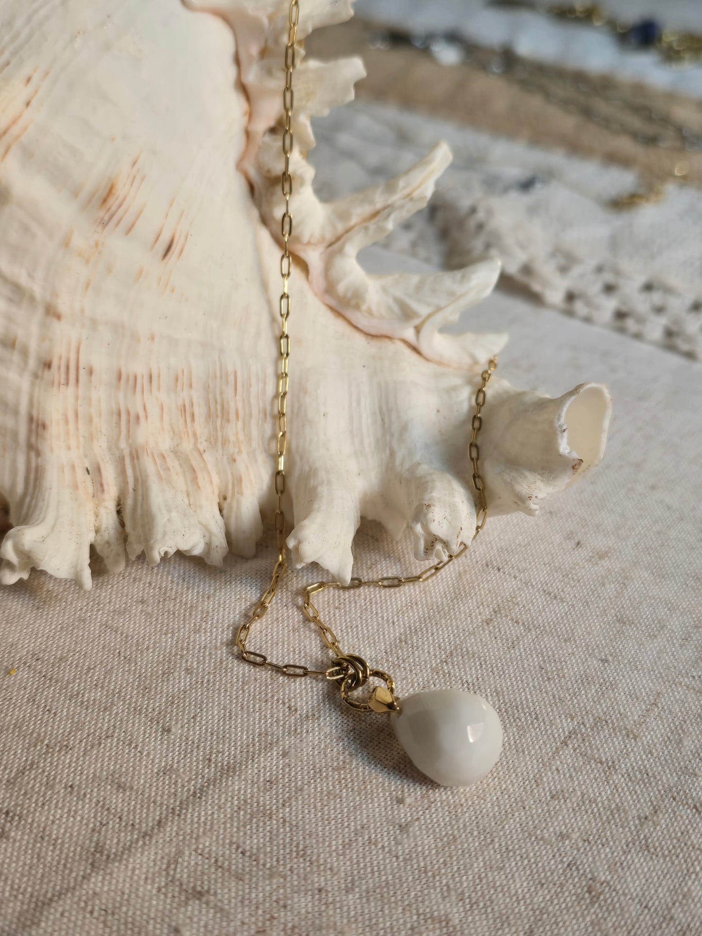 Collier agate blanche en goutte – Acier inoxydable