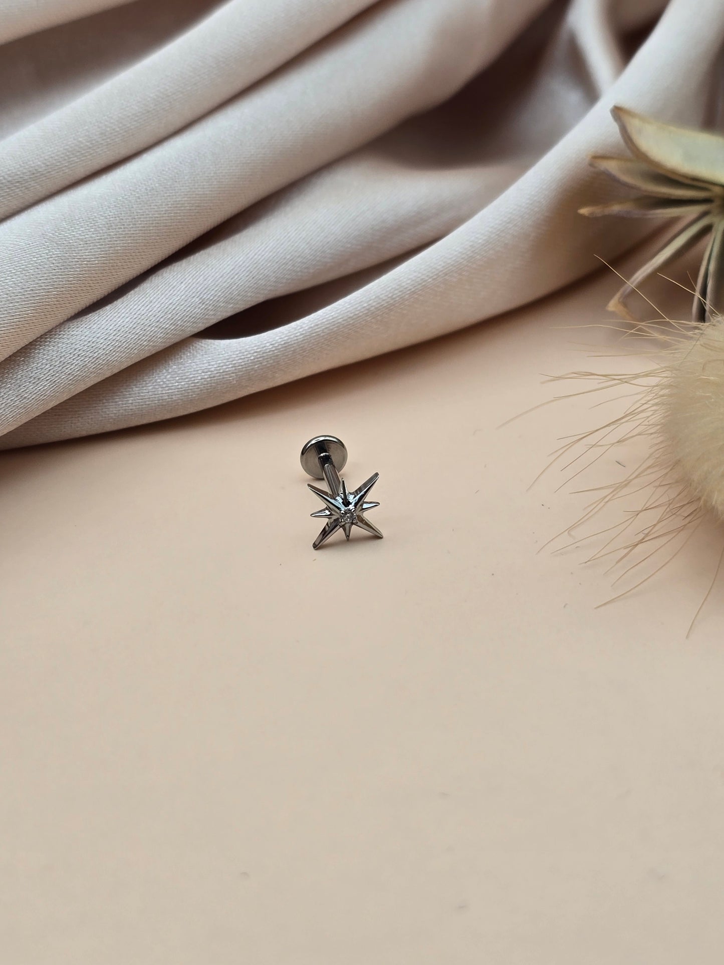 Piercing Étoile – Titane & Zirconium