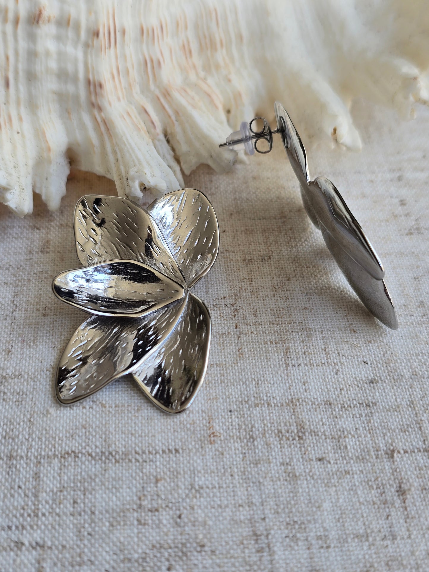 Boucles d'oreilles fleurs sculptés