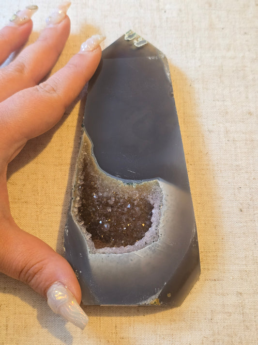 Améthyste cristallisée polie (pièce unique) 300g