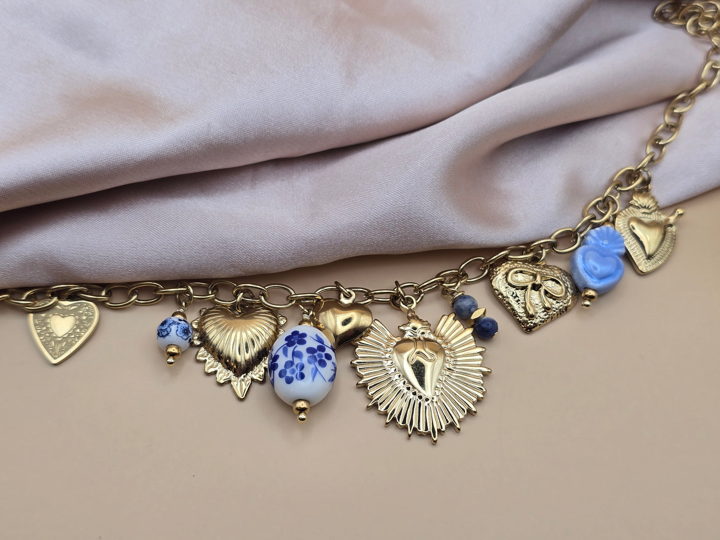 Collier doré breloques ex-voto & cristal de roche