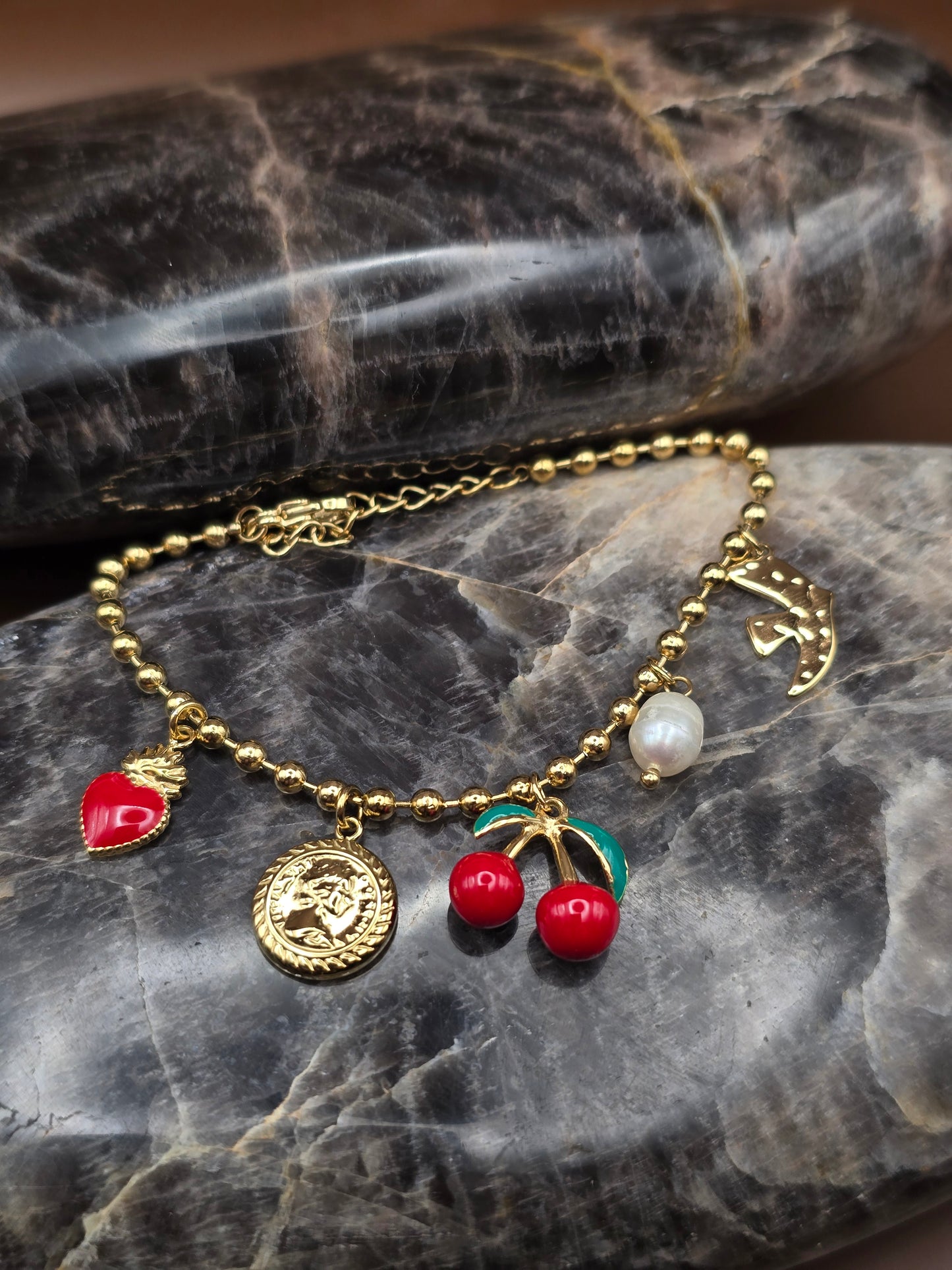 Collier doré charms “cerise”