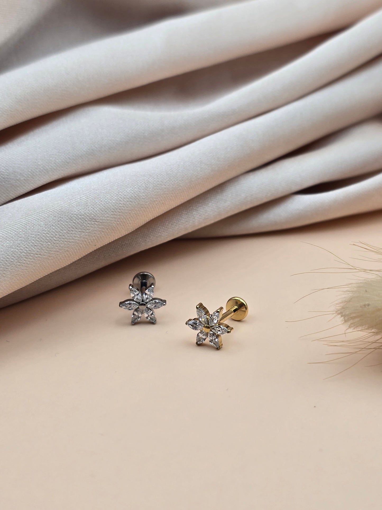 Piercing Fleur – Titane & Zirconium