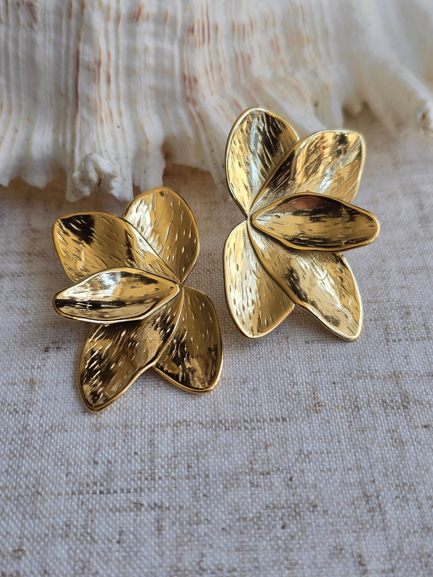 Boucles d'oreilles fleurs sculptés