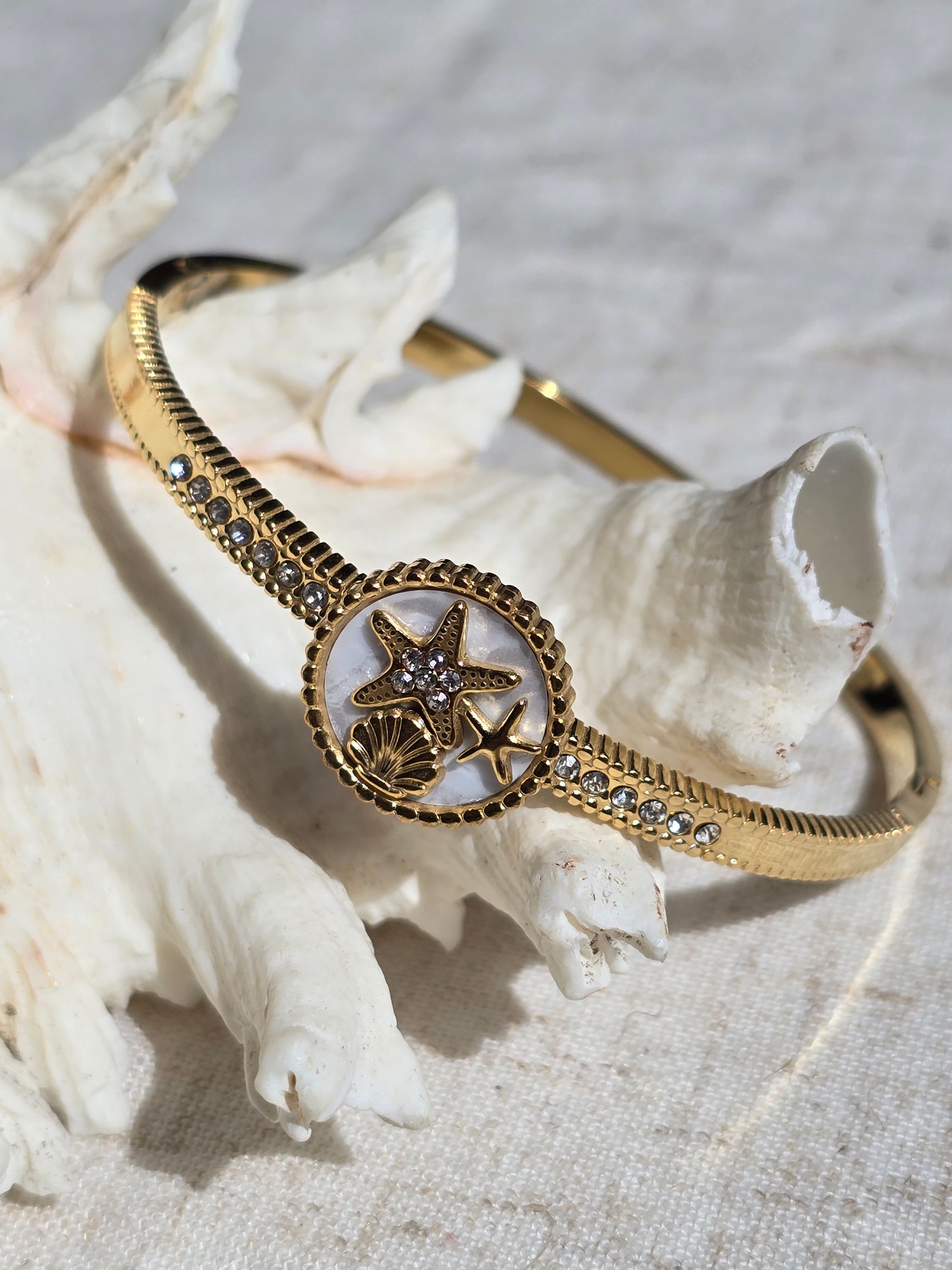 bracelet jonc en acier inoxydable , esprit marin , strass , étoile de mer et coquillage