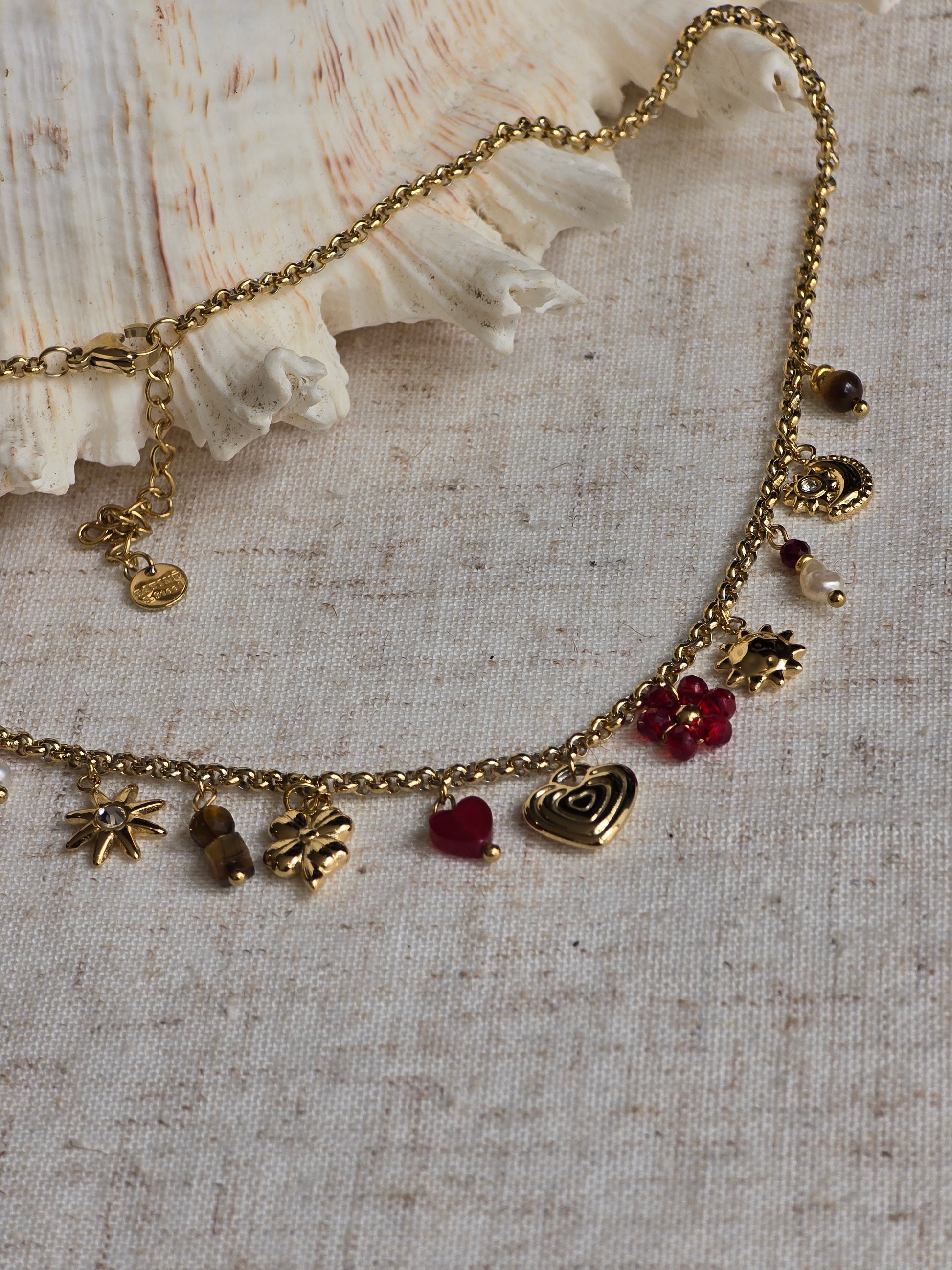 collier doré en acier inoxydable , avec de l'œil de tigre et de charms en forme de coeur , etoile de mer , fleurs  