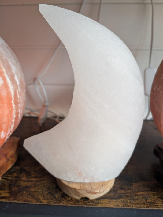lampe de sel blanche , sur socle en bois sculptée sous la forme de croissant de lune de 22cm 