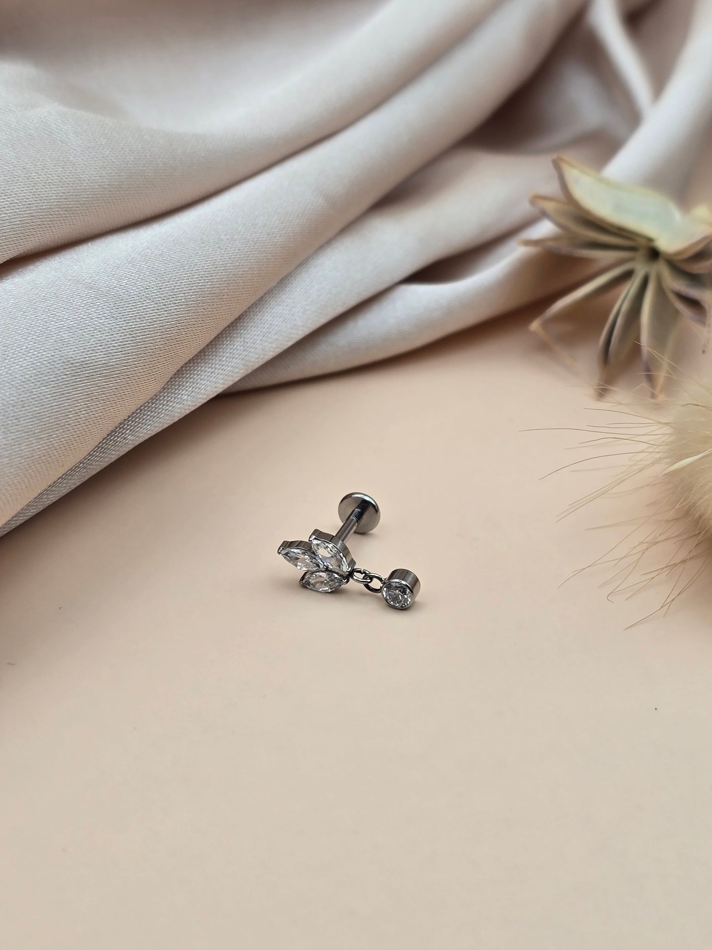 Piercing fleur suspendue – Titane & Zirconium