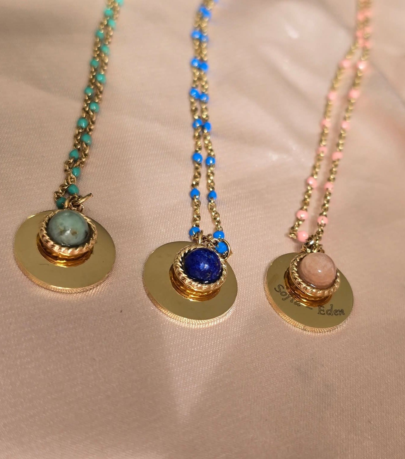 Collier gravé en acier inoxydable – Pierre de Soleil / Lapis Lazuli / Turquoise Africaine