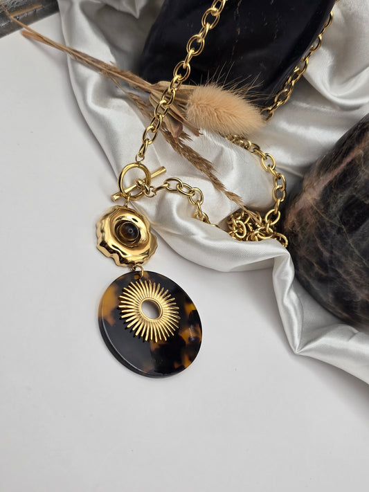 Collier “Lumière Sauvage” – Résine Écaille & Soleil Doré