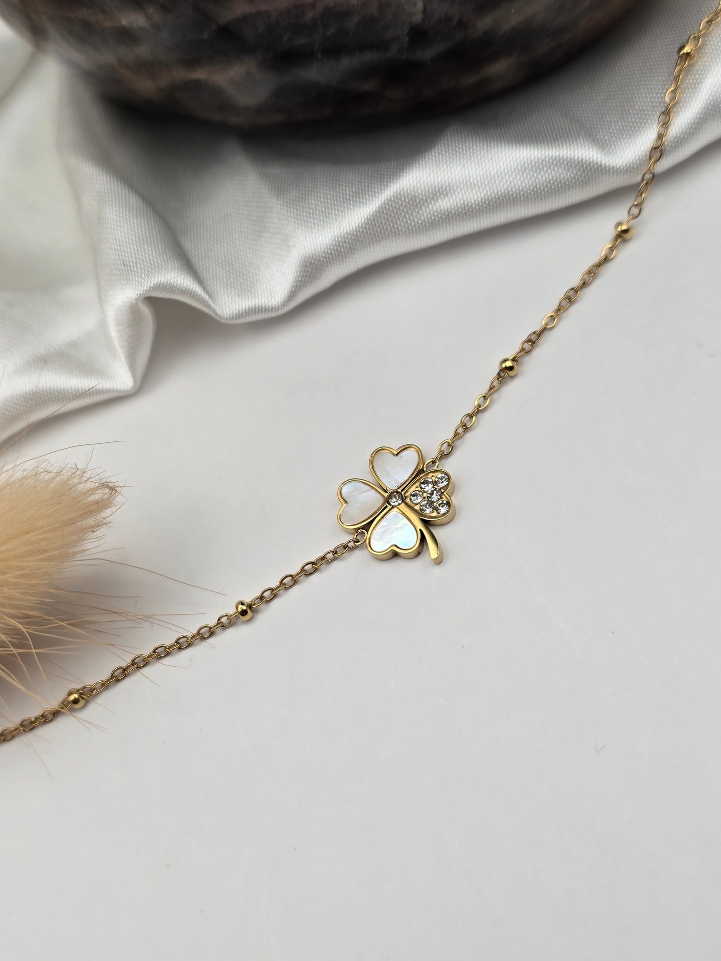 Bracelet “Trèfle Porte-Bonheur” – Noir ou Nacre