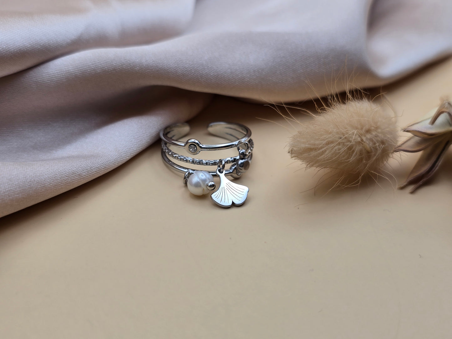 Bague délicate breloques ginkgo & perle