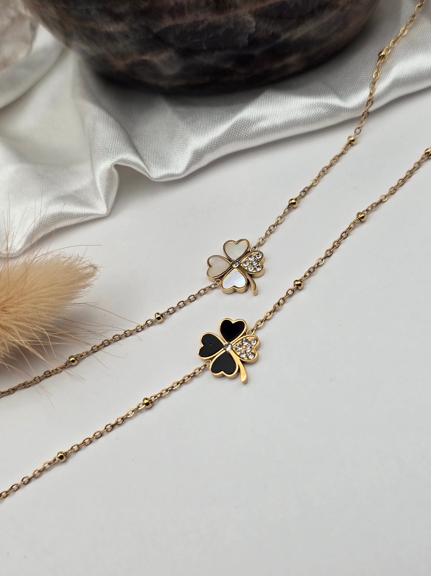 Bracelet “Trèfle Porte-Bonheur” – Noir ou Nacre