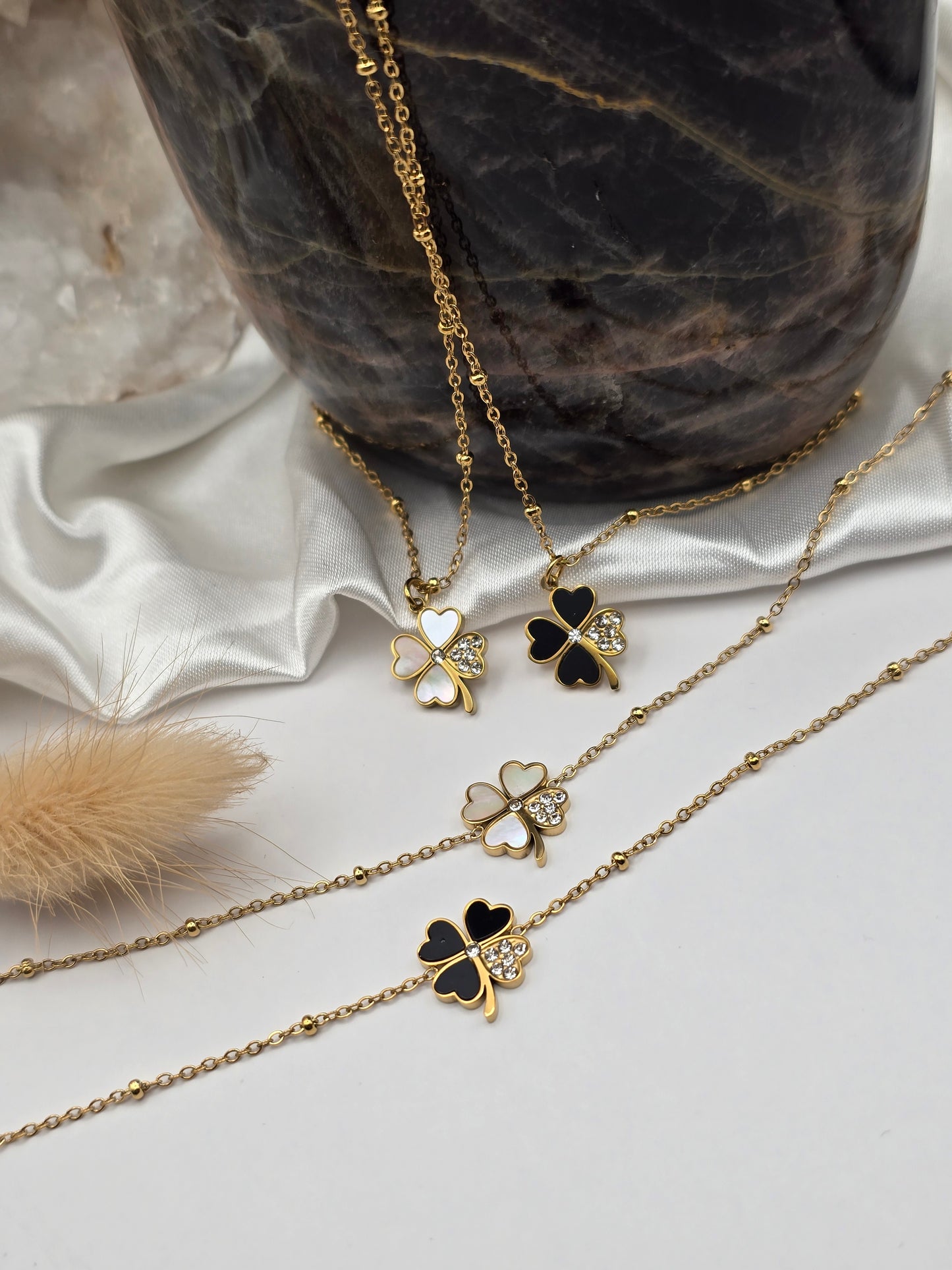 Bracelet “Trèfle Porte-Bonheur” – Noir ou Nacre