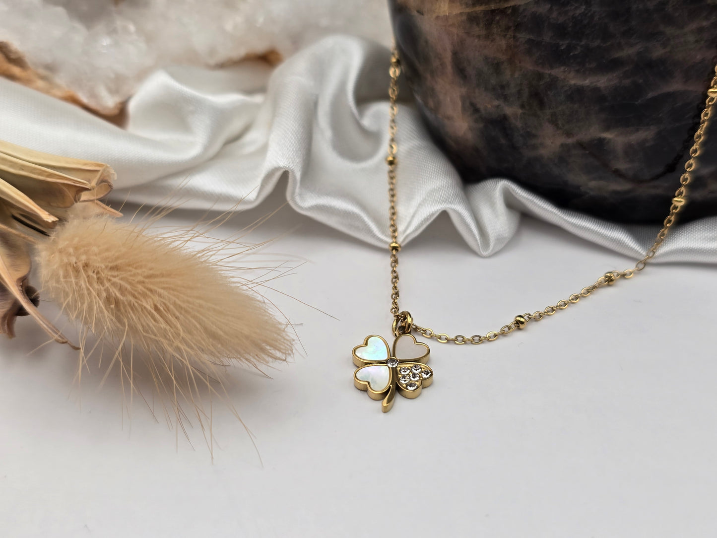 Collier “Trèfle Porte-Bonheur” – Noir ou Nacre