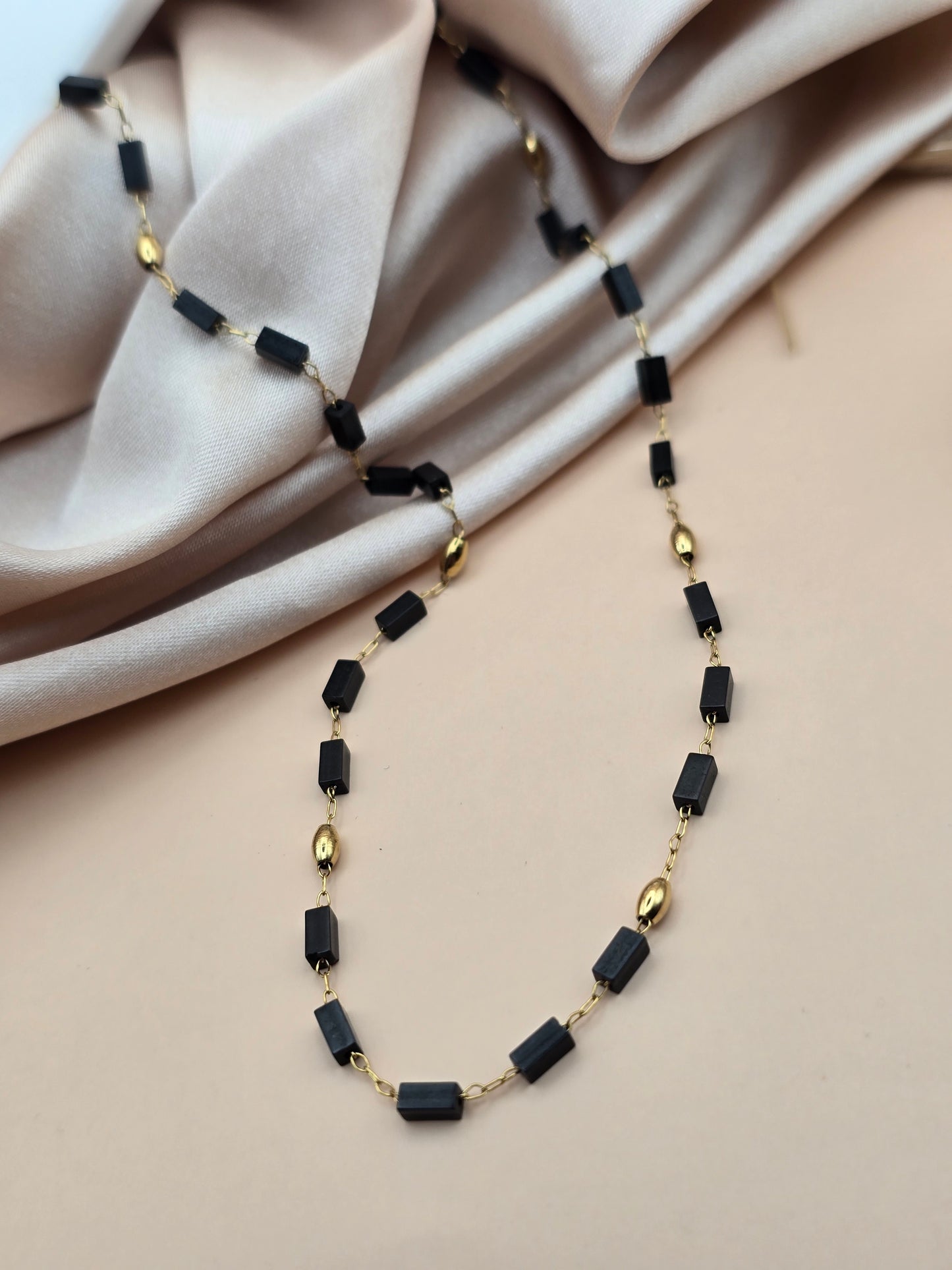 Collier Ancrage – Onyx noir & chaîne fine