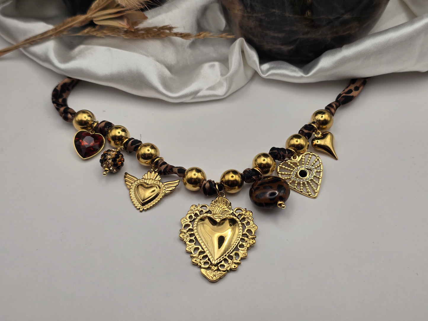 Collier “Cœur Sacré” – Talisman Doré & Effet Léopard