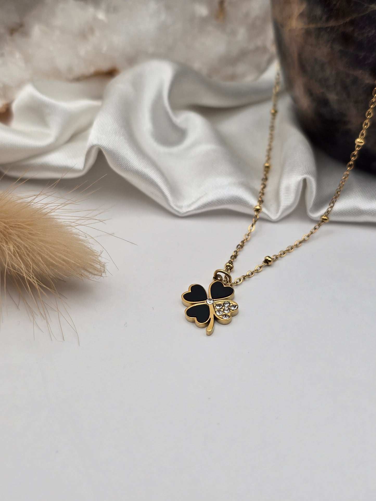 Collier “Trèfle Porte-Bonheur” – Noir ou Nacre
